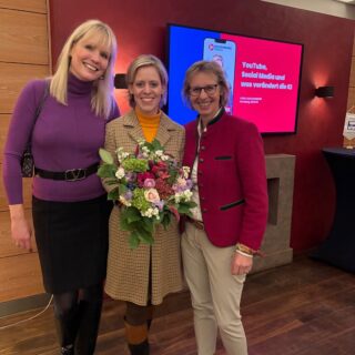 YouTube, Social Media & KI – die neuen Spielregeln der Bewegtbildkommunikation

Danke a den @lions_club_hamburg_bellevue Verena Henn für die Einladung in den @nrvclubhaus und das großartige Publikum.

🎥 YouTube ist die unterschätzteste, aber wirkungsvollste Kommunikationsplattform unserer Zeit.

Während viele Unternehmen noch über Social-Media-Strategien sprechen,
nutzen die erfolgreichsten YouTube längst als das, was es wirklich ist:
🔎 eine Suchmaschine,
💼 ein Vertriebstool und
🎓 eine Wissensarchiv für nachhaltige Sichtbarkeit.

Auf YouTube entstehen Vertrauen, Kompetenz und Langfristigkeit.

Social Media dagegen schafft das, was YouTube nicht kann: Nähe und Resonanz.

💬 Auf LinkedIn, Instagram oder TikTok entsteht Interaktion in Echtzeit – spontan, emotional, persönlich.
🎯 YouTube steht für Kompetenz, Kontinuität und Storytelling – dort wächst Vertrauen, nicht Dialog.

Darum gilt: Strategisch auf YouTube – emotional auf Social Media.
In dieser Kombination liegt heute die stärkste Form moderner Kommunikation.

🤖 Und wenn wir das mit KI verbinden – die längst auf YouTube-Transkripte, Untertitel und Inhalte zugreift – dann wird klar:
Wer jetzt in Bewegtbild und professionelles YouTube-Marketing investiert, entscheidet, wer morgen sichtbar bleibt.

💡 Viele Unternehmen investieren enorme Budgets in Social Media, aber vergessen, dass YouTube die einzige Plattform ist, auf der Inhalte dauerhaft wirken.

Wie seht ihr das: Wird YouTube in der Unternehmenskommunikation noch unterschätzt?

#youtube #socialmediamarketing #ki #ai #bewegtbildkommunikation #storytelling #schoenbornmedia